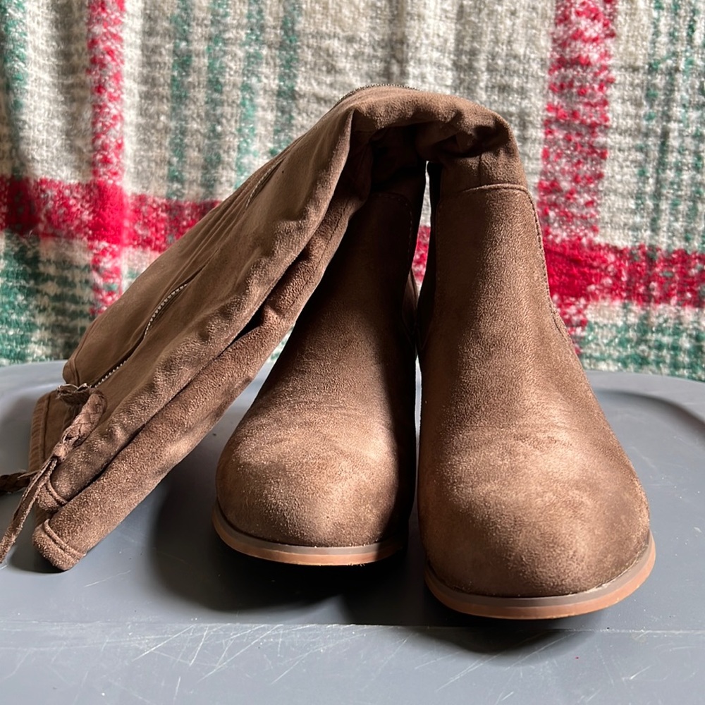 😎Tall brown boots. Size 9 only worn once for maternity pictures!